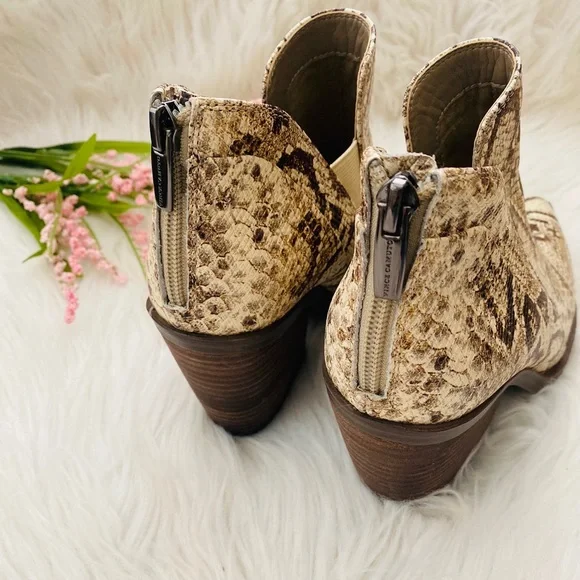 Vince Camuto Gradina Heeled Booties - Picture 5 of 7